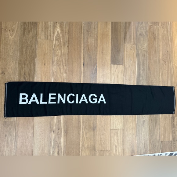 BALENCIAGA MACRO SCARF IN BLACK - Picture 3 of 8